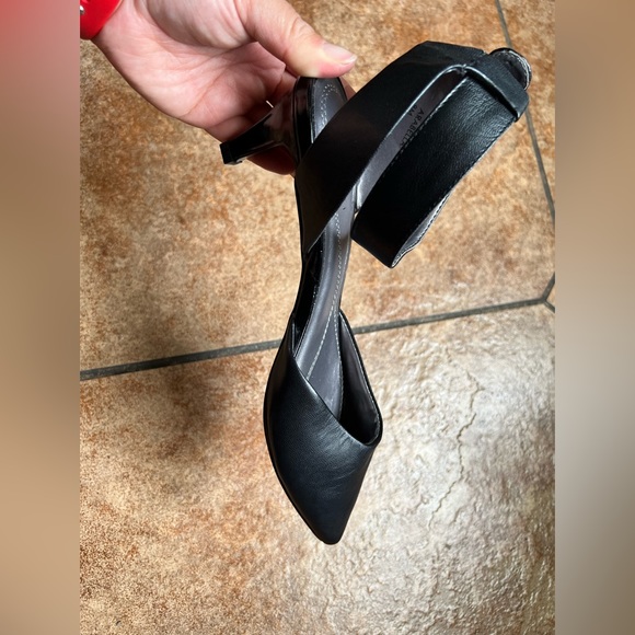 Tahari Black Heel - Picture 7 of 12